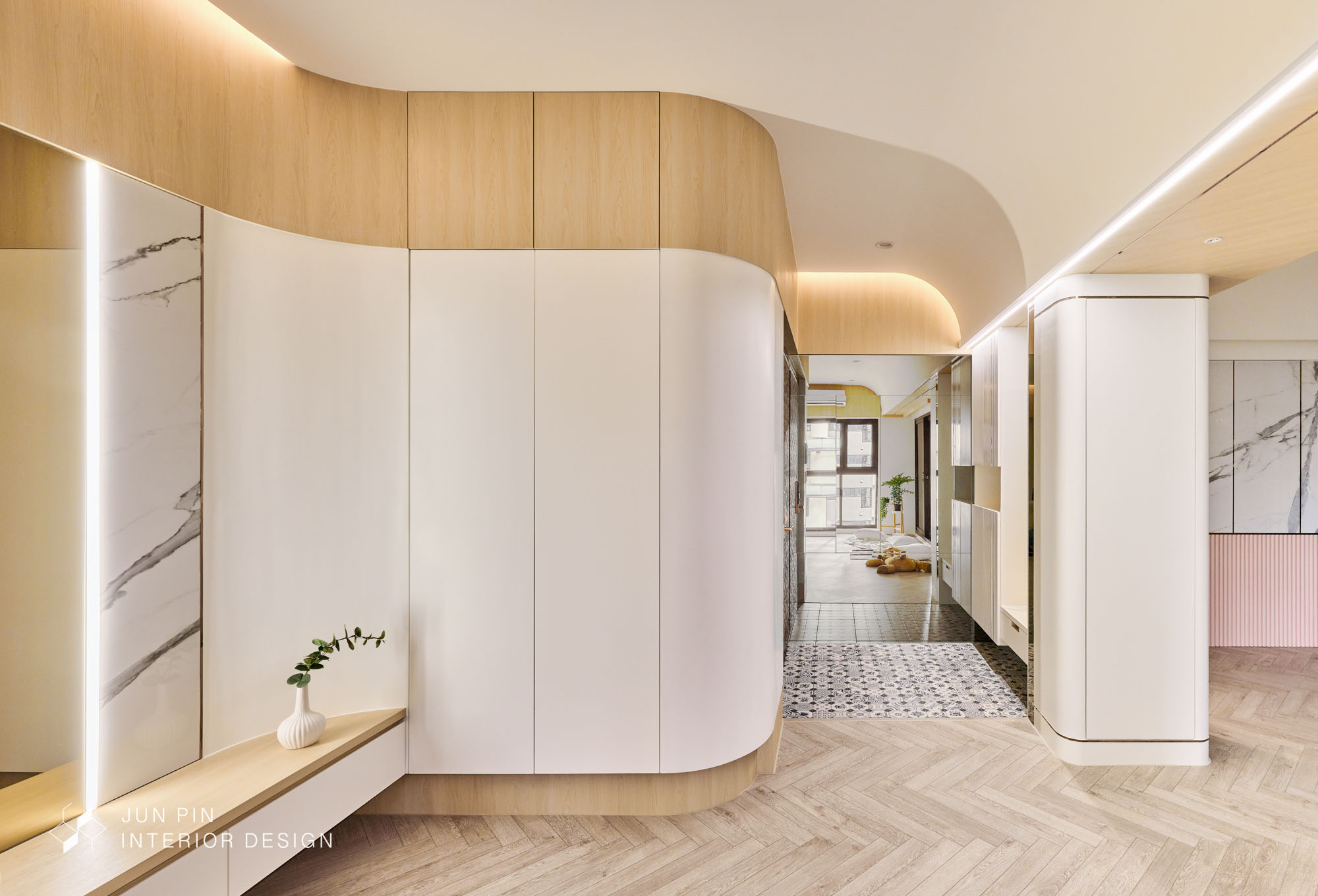 牆面和地面之間的木頭踢腳板