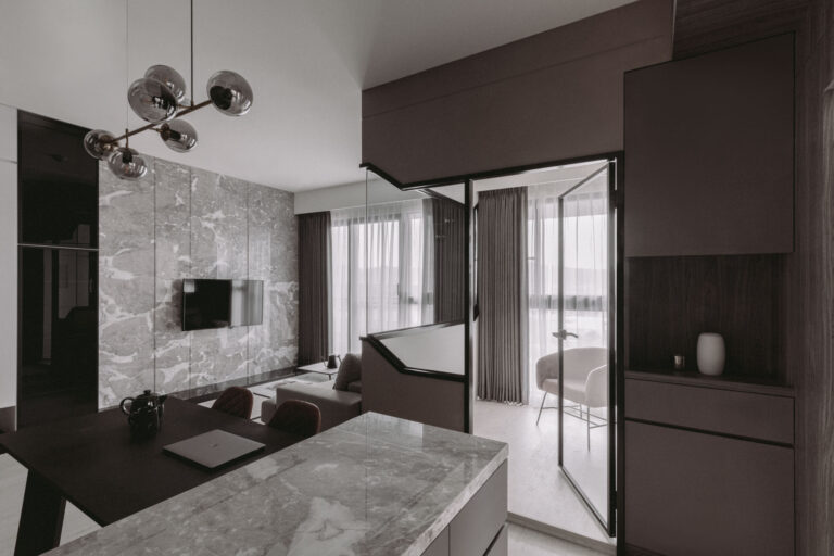 以直立石紋主牆統整客廳層次，打造大氣而純粹的視覺焦點