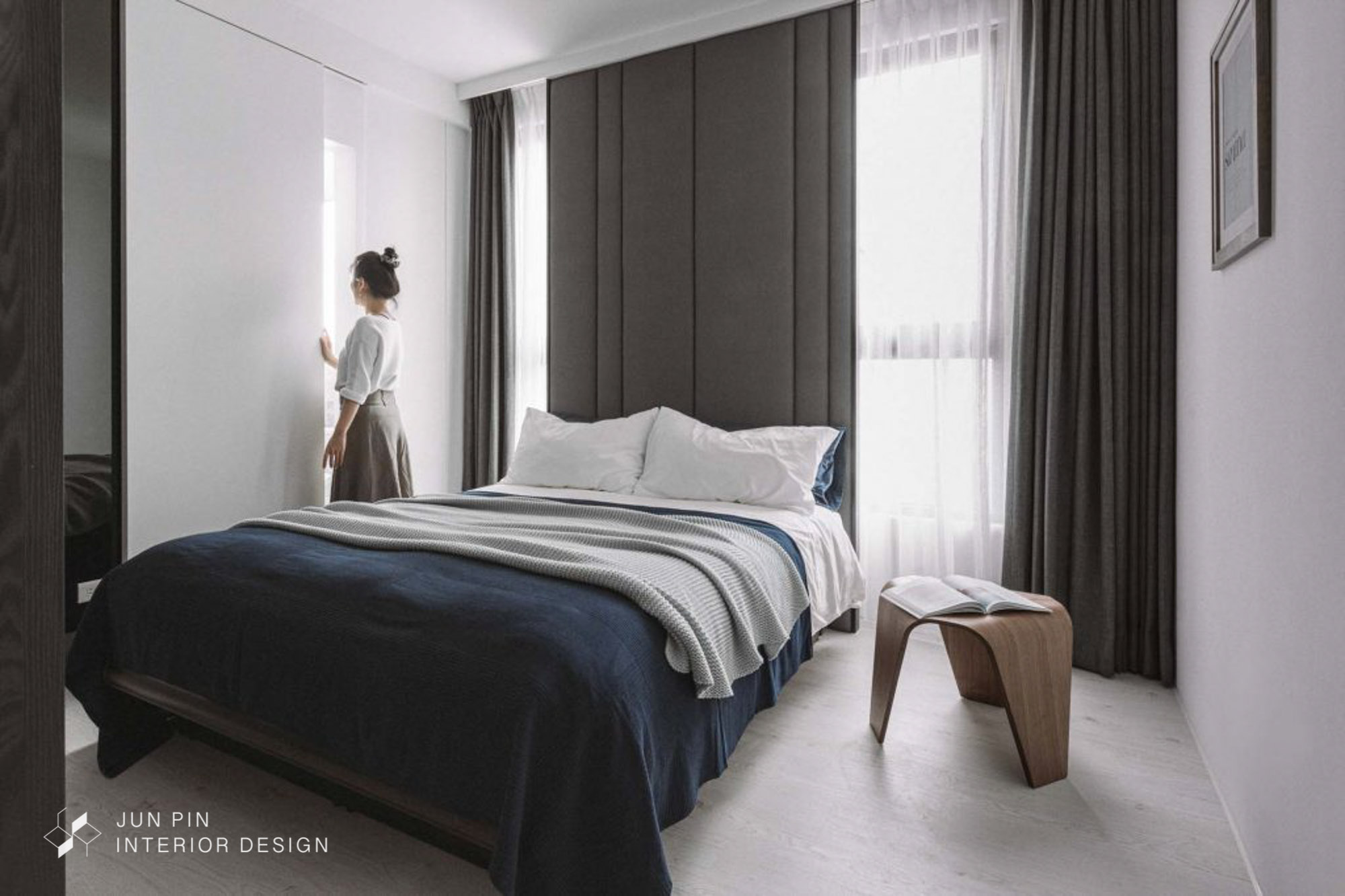 透過將衣櫃延伸到書房的方式改變格局,使主臥室在空間視覺上看起來更寬敞