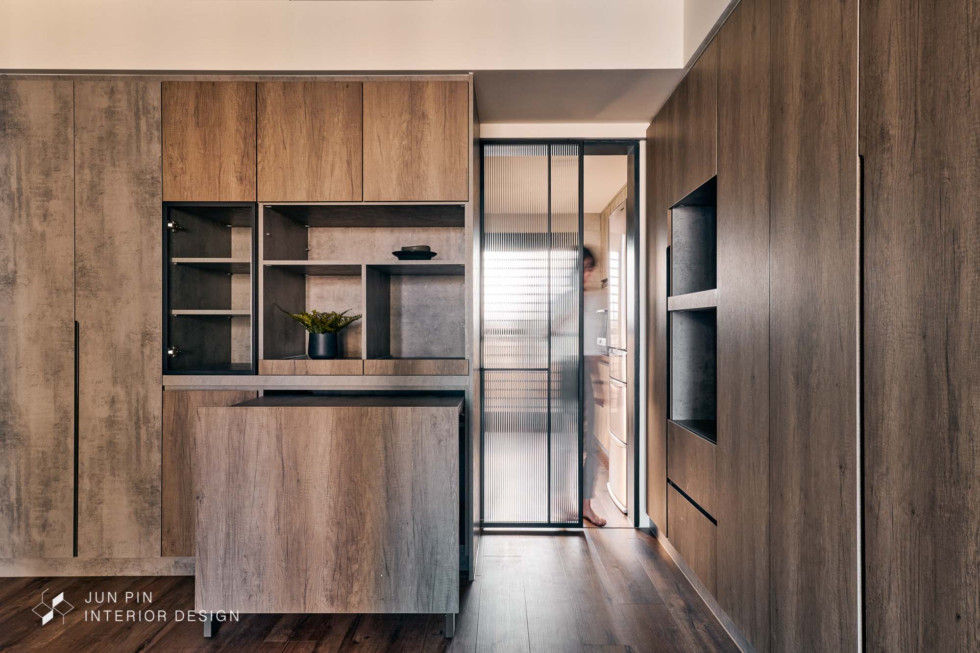 足夠的收納空間讓小坪數也能有放大的效果