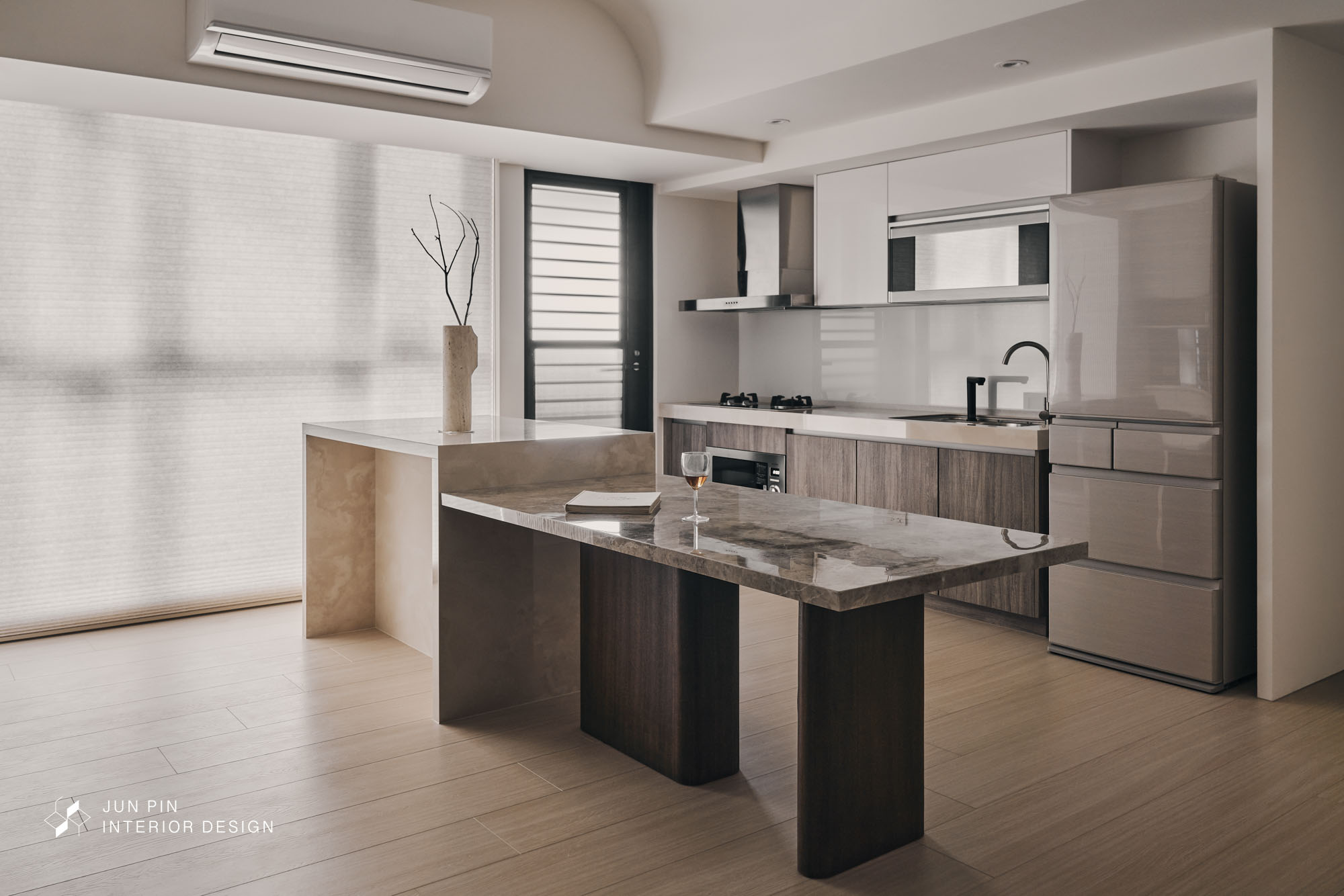 大理石桌面搭配木頭桌腳是經典的混搭