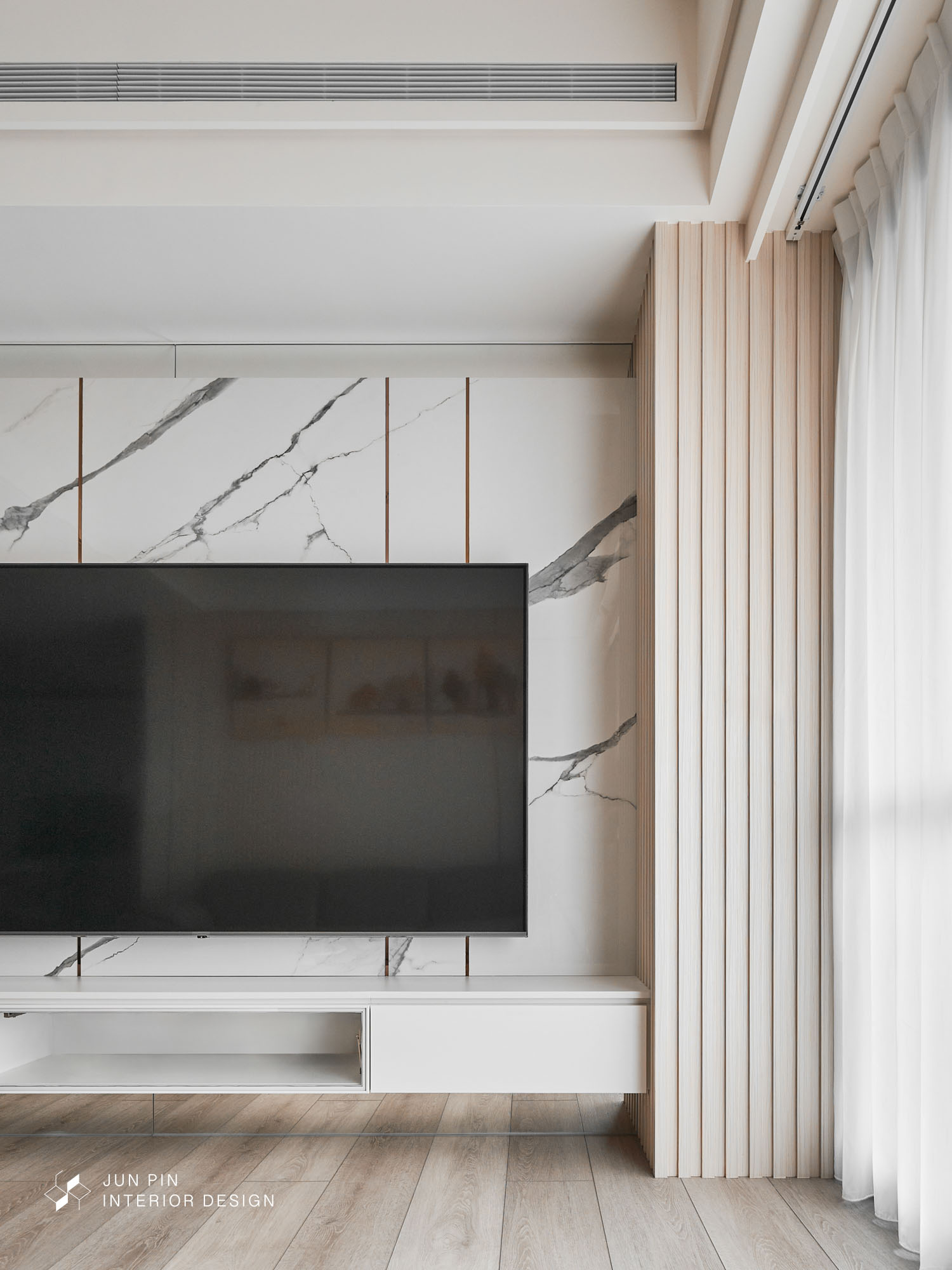 電視牆採用有質感紋路的大阪磚是常間的材質混搭