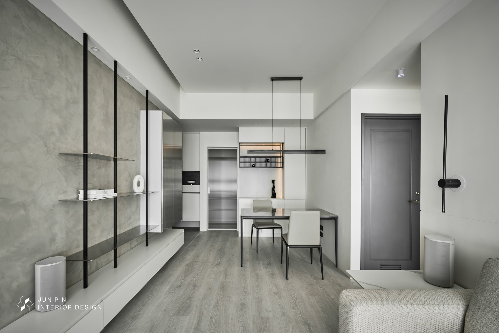 塑膠地板的清潔和成本都比木地板低許多